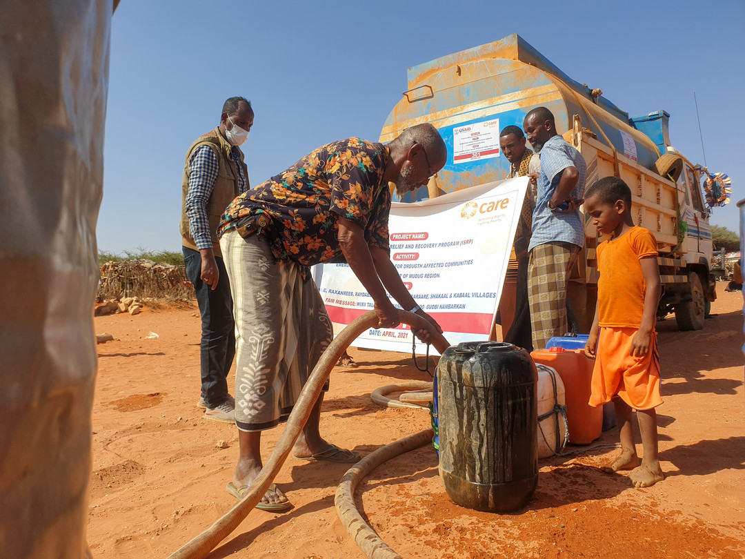 CARE lutte contre les conséquences du réchauffement climatique et distribue de l'eau potable aux populations atteintes par les épisodes de sécheresse.