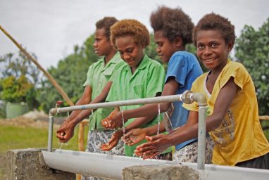 CARE installe des toilettes dans les écoles avec un accès à l'eau potable pour permettre aux filles d'avoir un accès à un lieu intime et hygiénique en période menstruelle.