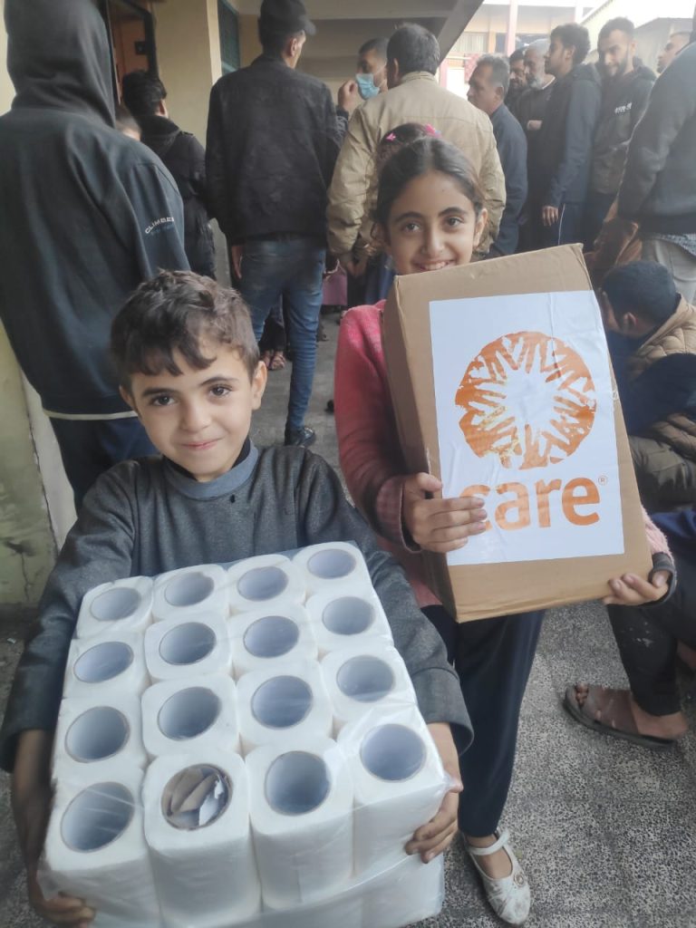 L'association CARE distribue une aide humanitaire aux populations à Gaza, victimes de la guerre et de la faim.