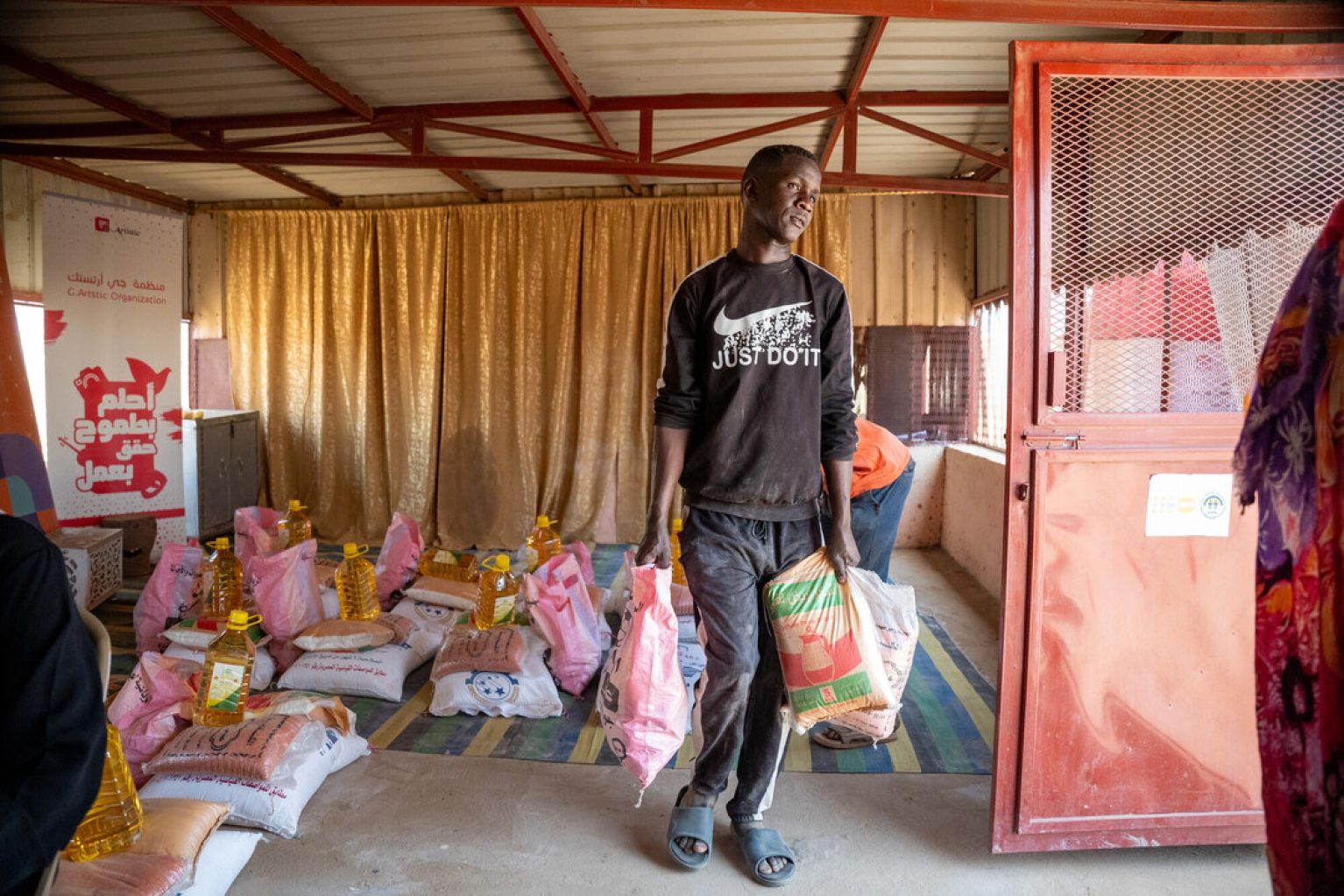 un homme vient chercher de l'aide alimentaire au soudan