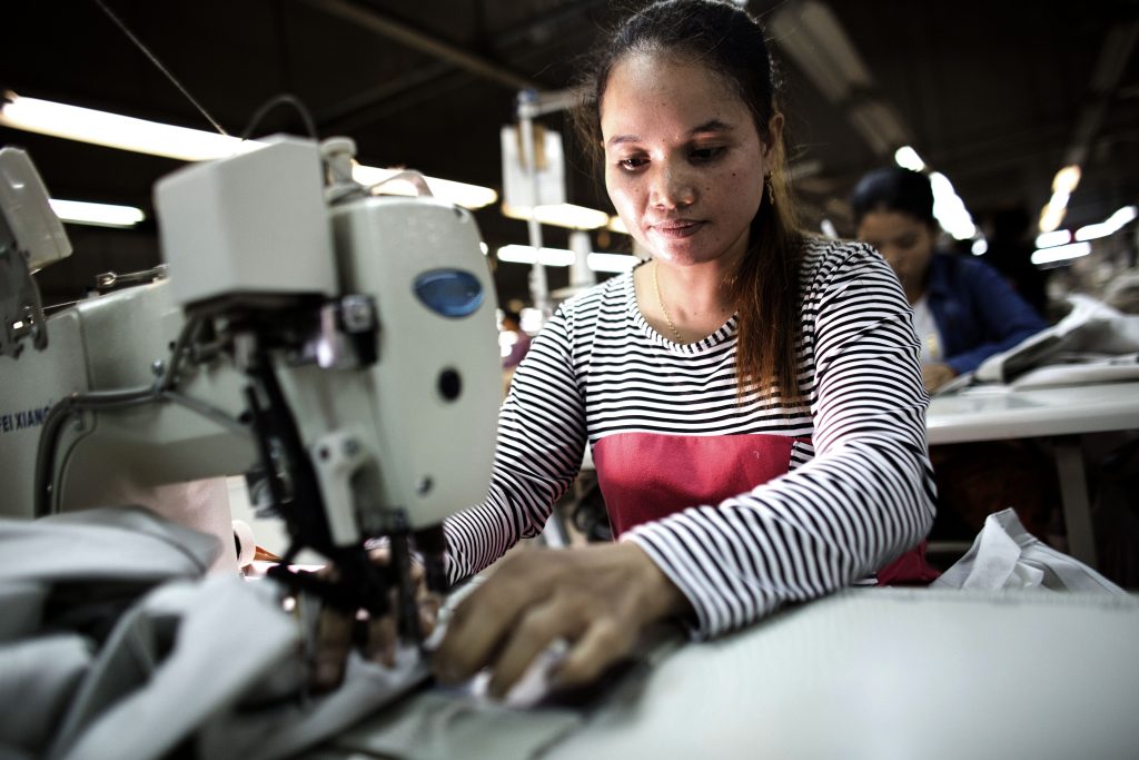 Une femme au Cambodge travaille dans une usine textile
