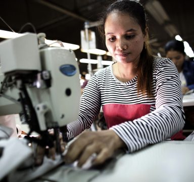 Une femme au Cambodge travaille dans une usine textile