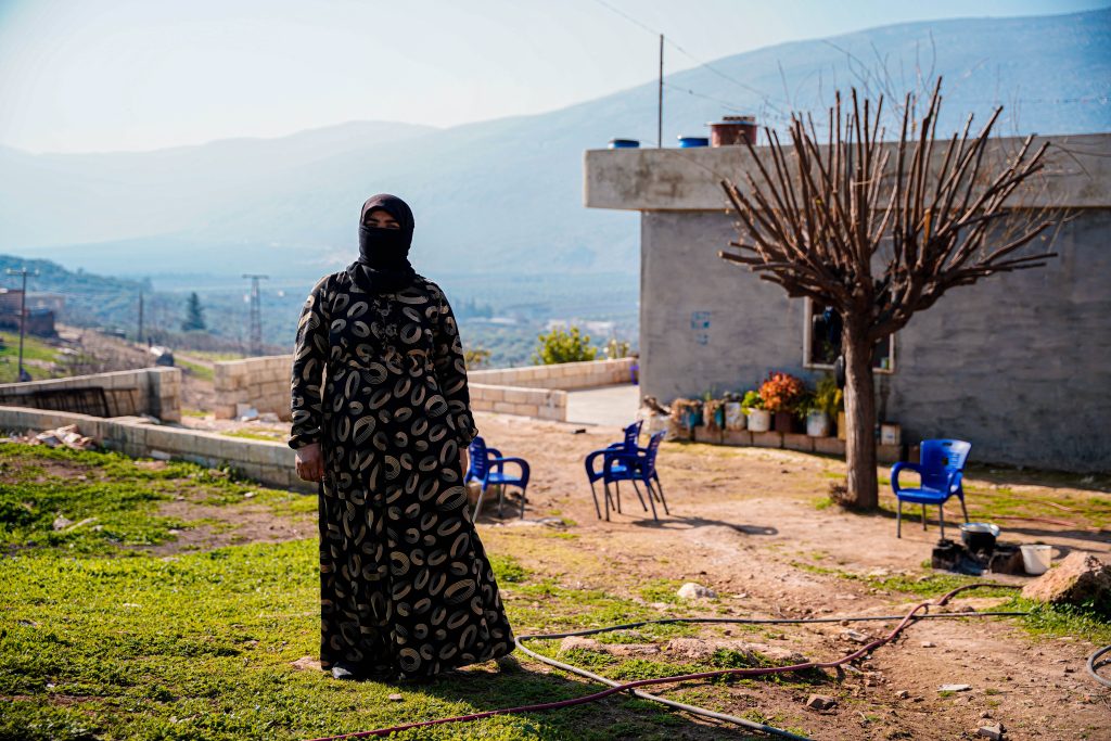 Une femme en syrie regarde au loin