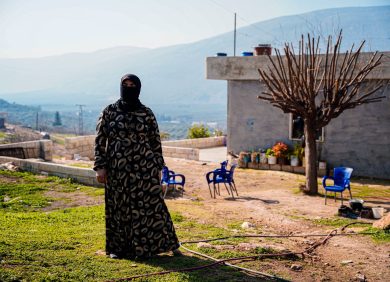 Une femme en syrie regarde au loin