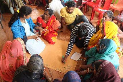 Au Népal, l'ONG CARE lutte contre les mariages forcés via le soutien des forums des droits des filles qui sensibilisent et alertent sur les dangers.