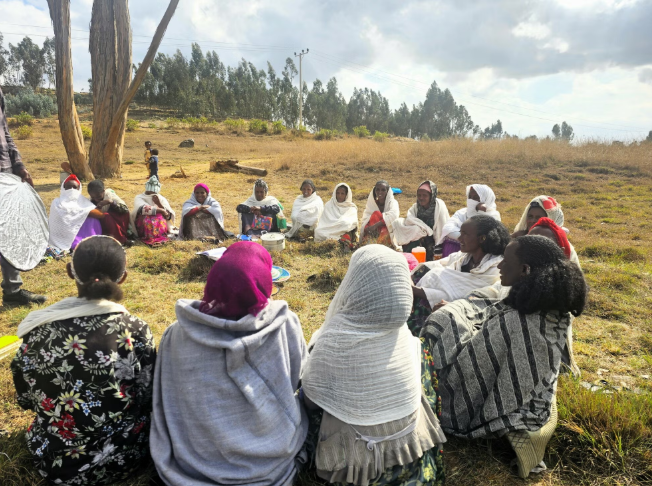 En Ethiopie, l'ONG CARE améliore la santé maternelle via la création de groupe de soutien entre mères et femmes.