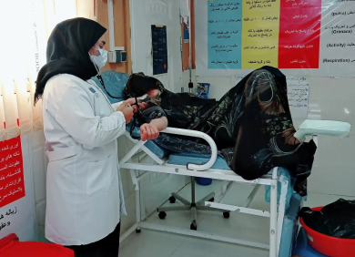 En Afghanistan, l'ONG CARE améliore la santé maternelle en soutenant des cliniques et en formant des sages femmes.