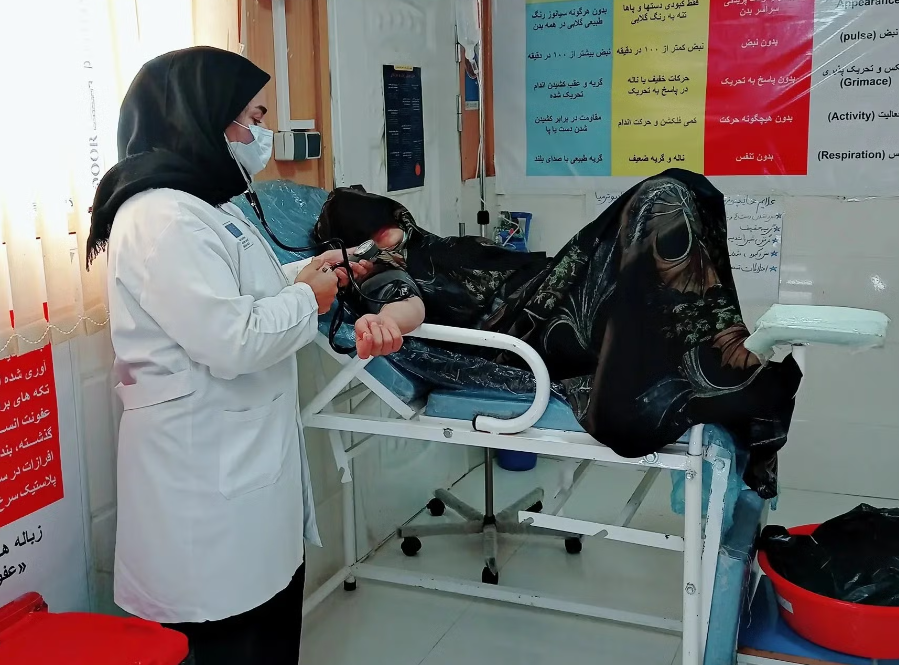 En Afghanistan, l'ONG CARE améliore la santé maternelle en soutenant des cliniques et en formant des sages femmes.