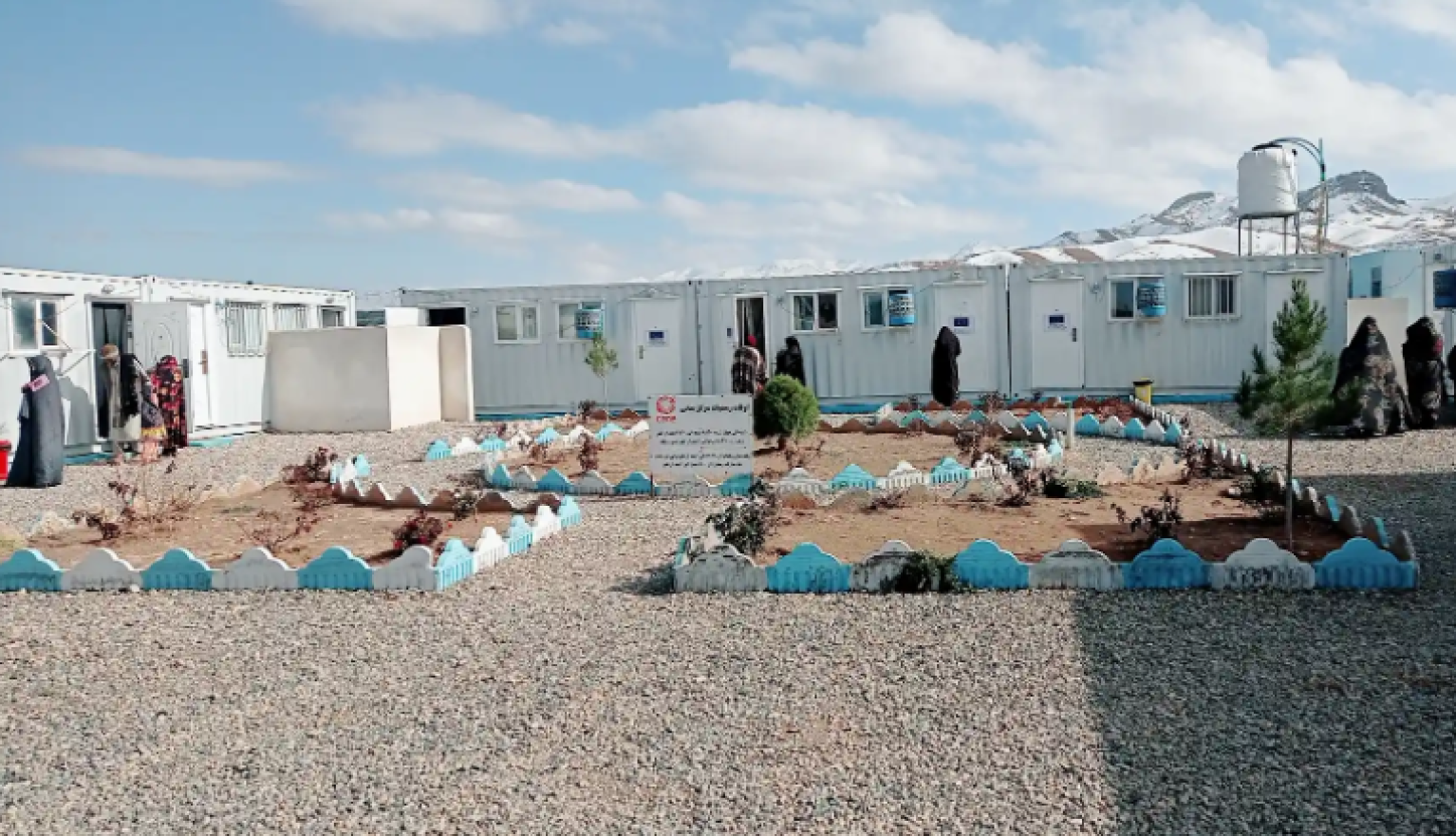 En Afghanistan, l'ONG CARE améliore la santé maternelle en soutenant des cliniques et en formant des sages femmes.