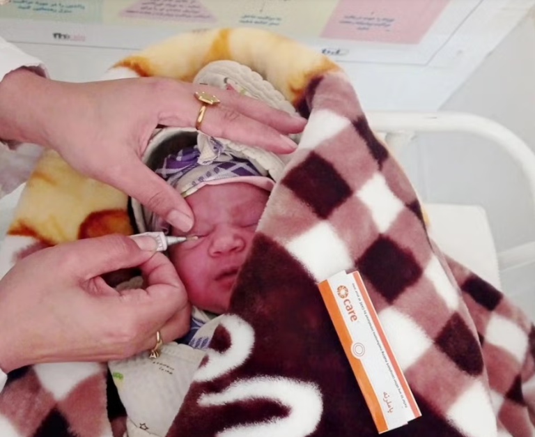 En Afghanistan, l'ONG CARE améliore la santé maternelle en soutenant des cliniques et en formant des sages femmes.