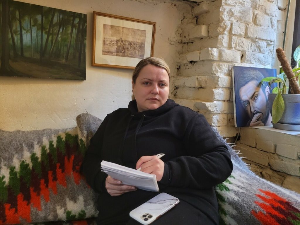 Une femme avec son carnet.