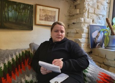 Une femme avec son carnet.