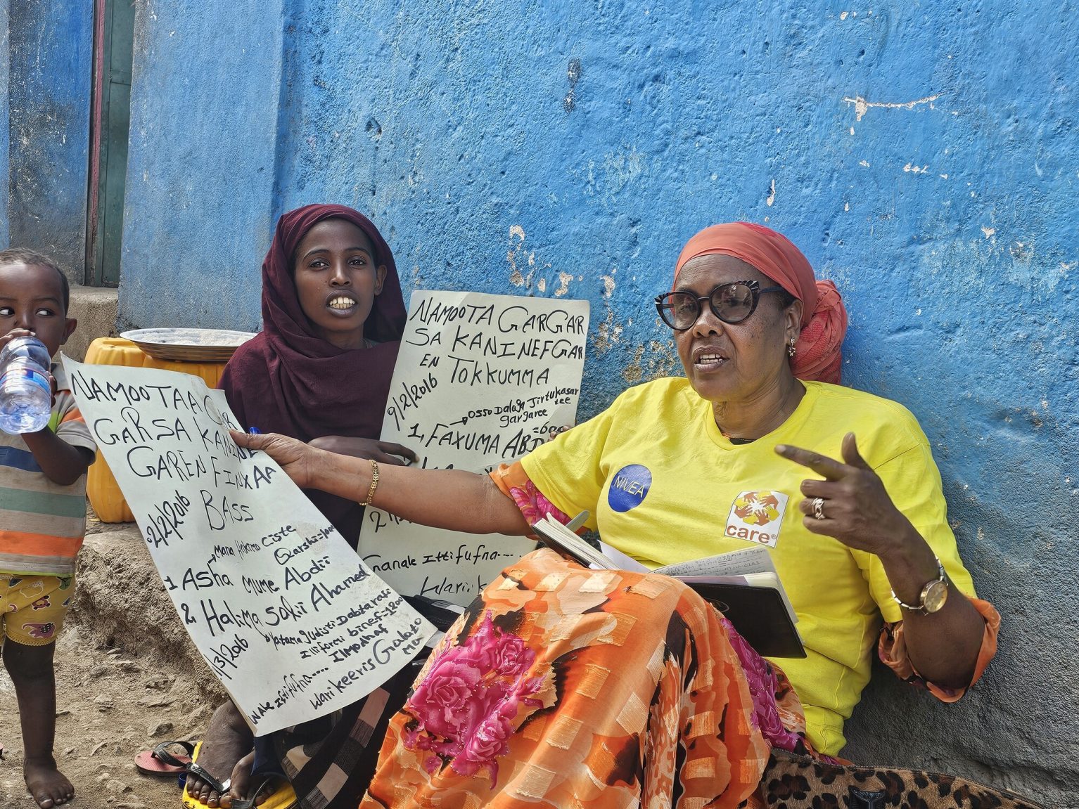 Saeda anime un groupe de parole en Ethiopie sur les excisions et discute avec Safo.