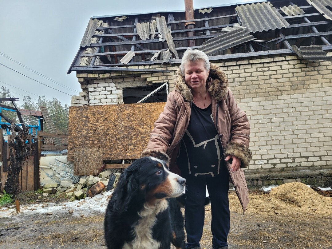 Portrait d'Olga et son chien, en Ukraine, pendant la guerre.