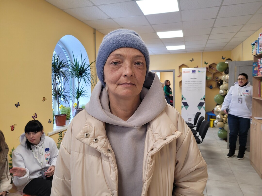 Portrait d'Olga, une personne de 70 ans, pendant la guerre en Ukraine