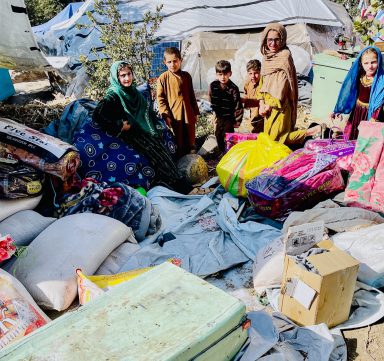 Une famille deplacée Afghane rassemble se affaires