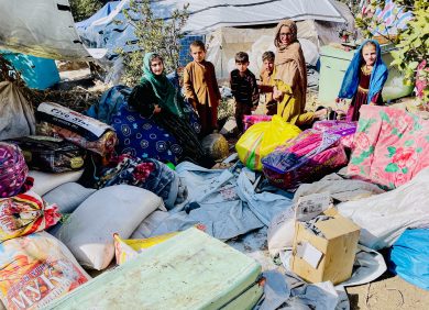 Une famille deplacée Afghane rassemble se affaires