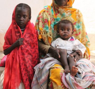 Portrait d’une mère et de ces enfants, à la sortie de l'hospitalisation de son bébé de 1 an pour malnutrition sévère à l’hôpital d’Al Daein en 2022.
