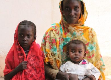 Portrait d’une mère et de ces enfants, à la sortie de l'hospitalisation de son bébé de 1 an pour malnutrition sévère à l’hôpital d’Al Daein en 2022.