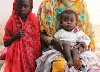 Portrait d’une mère et de ces enfants, à la sortie de l'hospitalisation de son bébé de 1 an pour malnutrition sévère à l’hôpital d’Al Daein en 2022.