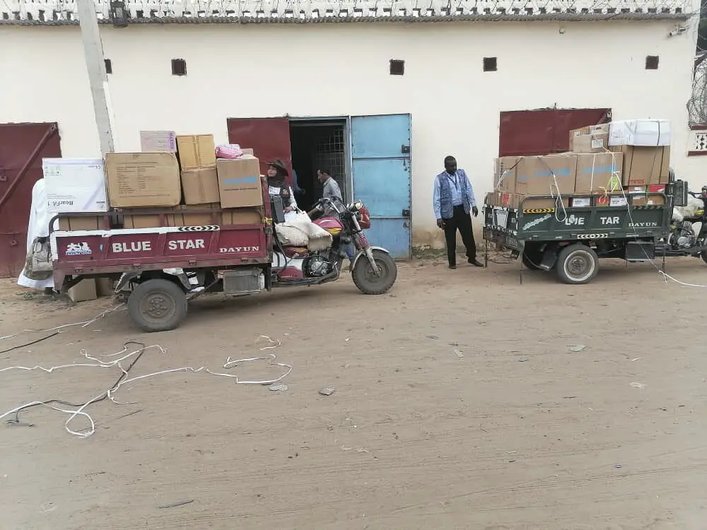 Des tuk-tuks acheminent des médicaments et des compléments alimentaires indispensables dans l'est du Darfour. 2023.