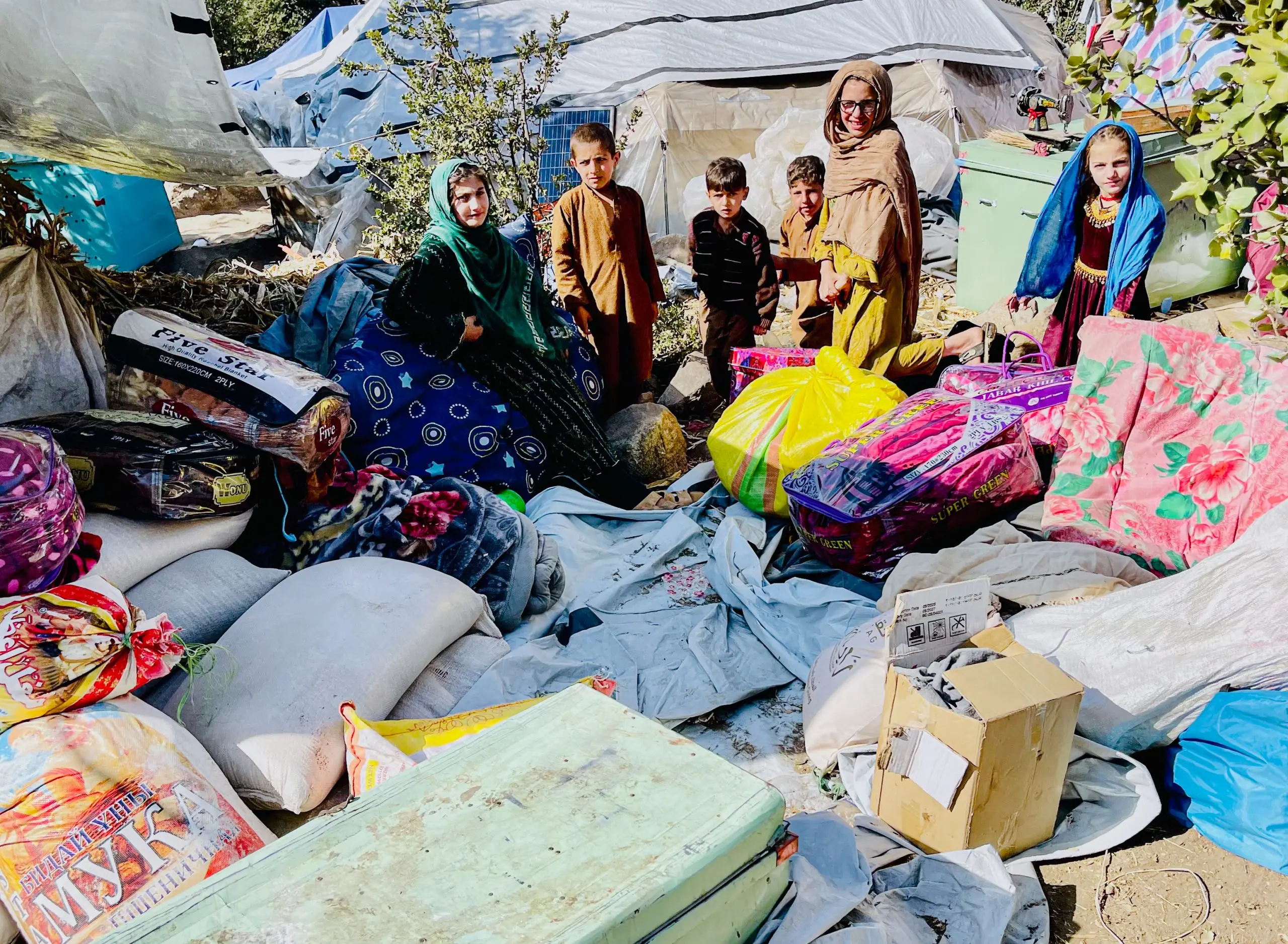 Une famille deplacée Afghane rassemble ses affaires