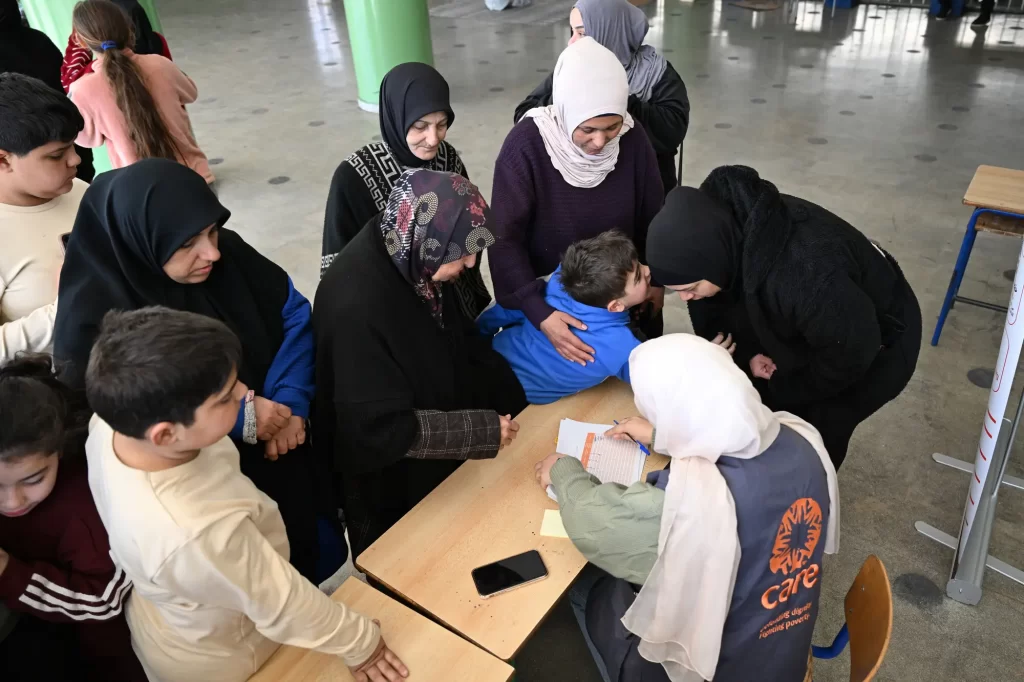 Aide humanitaire au Liban : des femmes et enfants font la queue pour une aide d'urgence