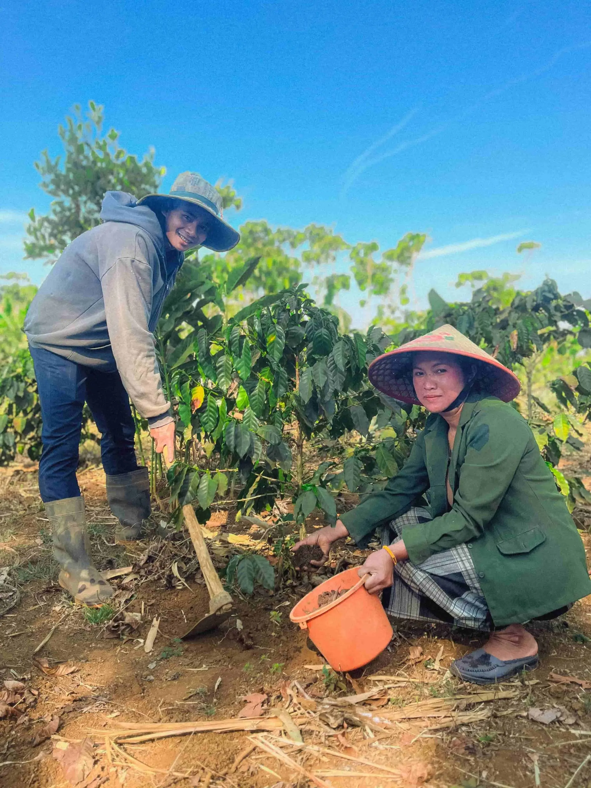 Un agriculteur et une agricultrice au Laos