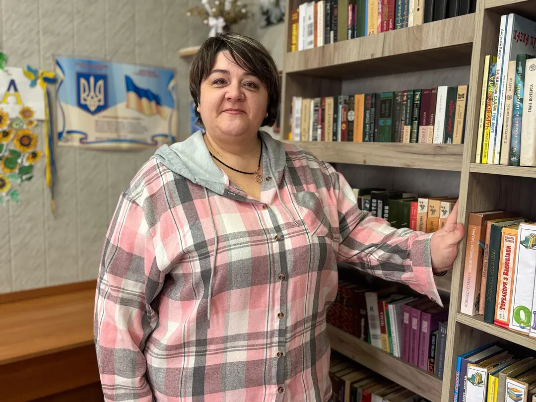 une femme devant une bibliothèque en ukraine
