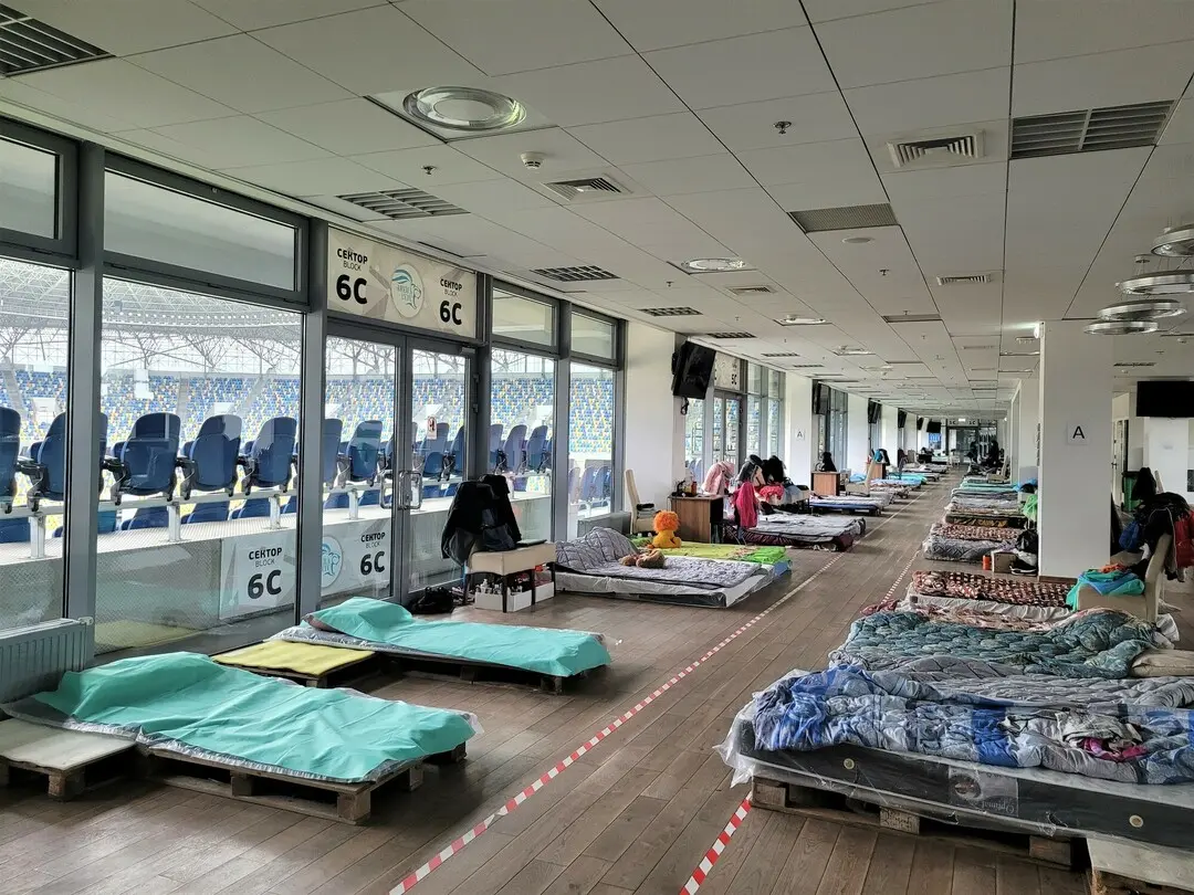 Un abris en Ukraine, avec des matelas aménagés dans un couloir