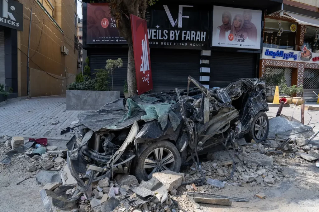 Voiture détruite par un bombardement au Liban