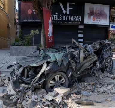 Voiture détruite par un bombardement au Liban