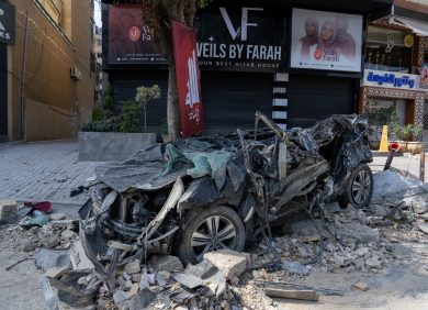 Voiture détruite par un bombardement au Liban