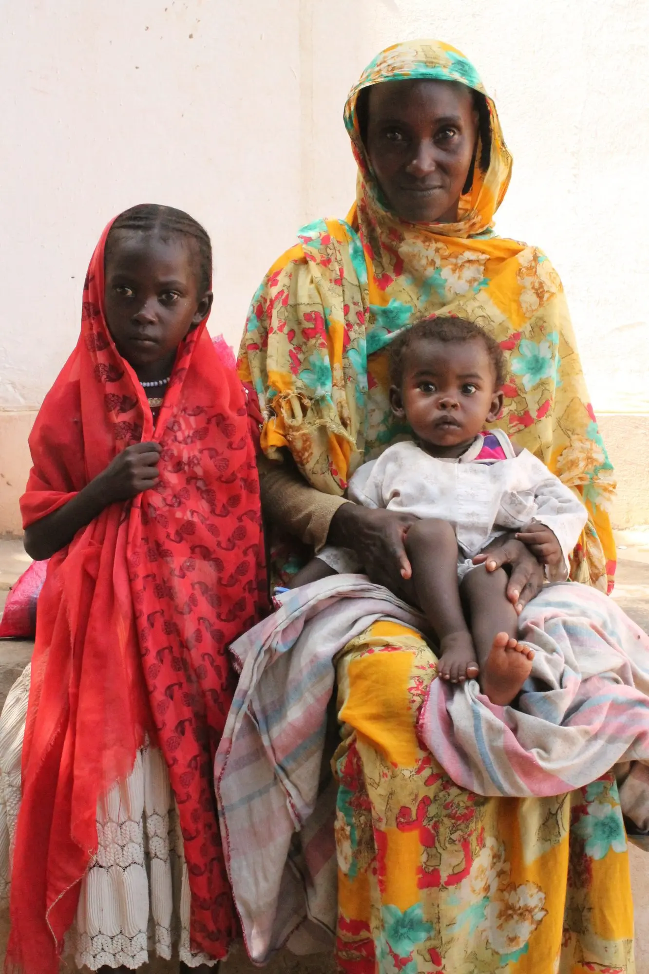 Une famille dont un bébé de 1 an, soigné pour malnutritition sévère à la sortie de l'hopital Al Daein soutenu par l'ONG CARE depuis 2015 dans le Darfour oriental, au Soudan