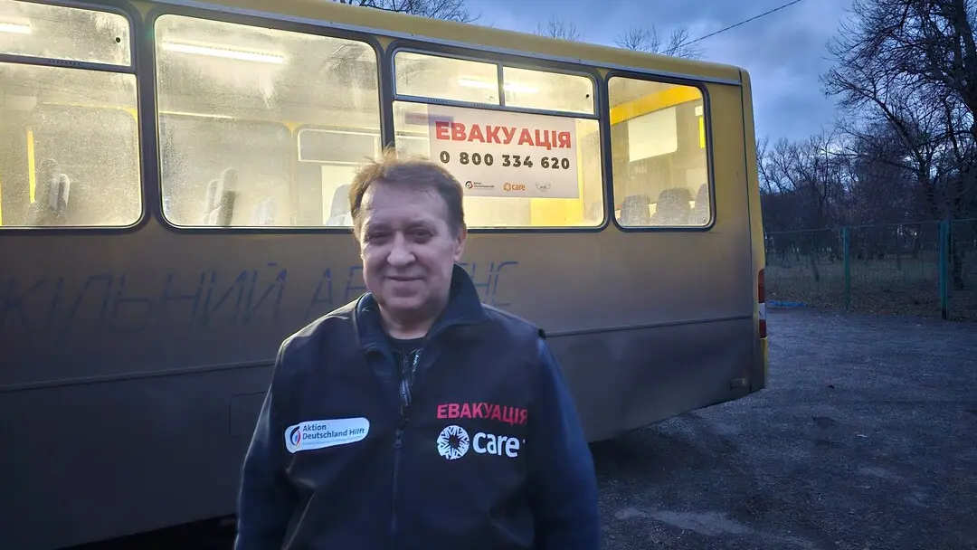 Portrait de Vitalii, conducteur de bus solidaire en Ukraine soutenu par CARE