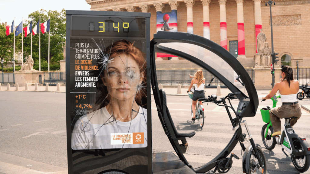 Une affiche de la campagne, portée sur un vélo, devant l'Assemblée Nationale à Paris
