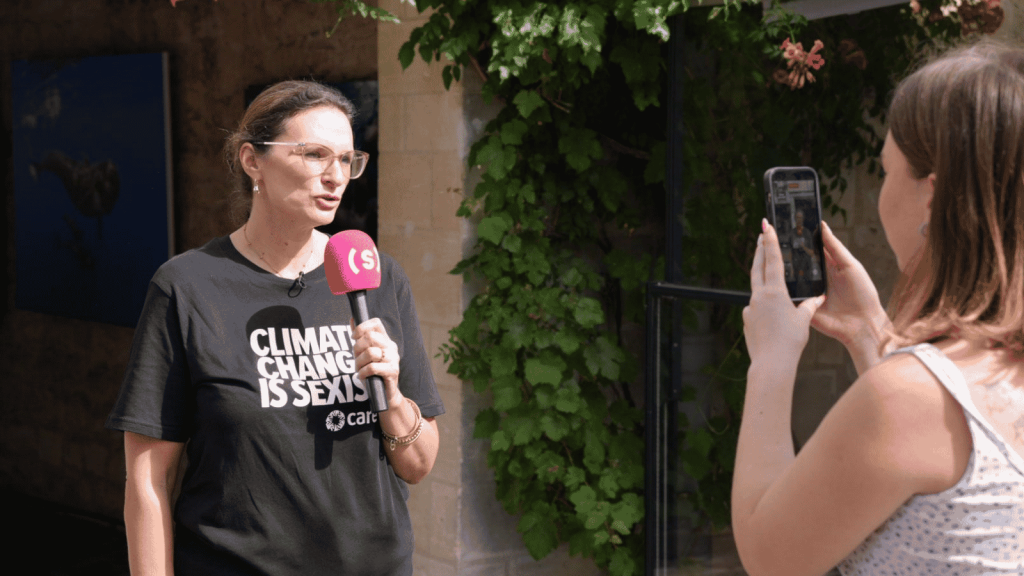 Adéa Guillot, porte-parole de CARE France répond aux journalistes sur la campagne Climate Change is Sexist
