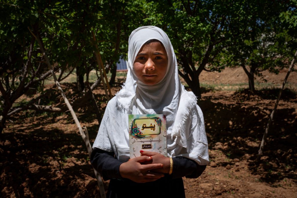 Laila, petite fille afghane ne peut plus aller à l'école