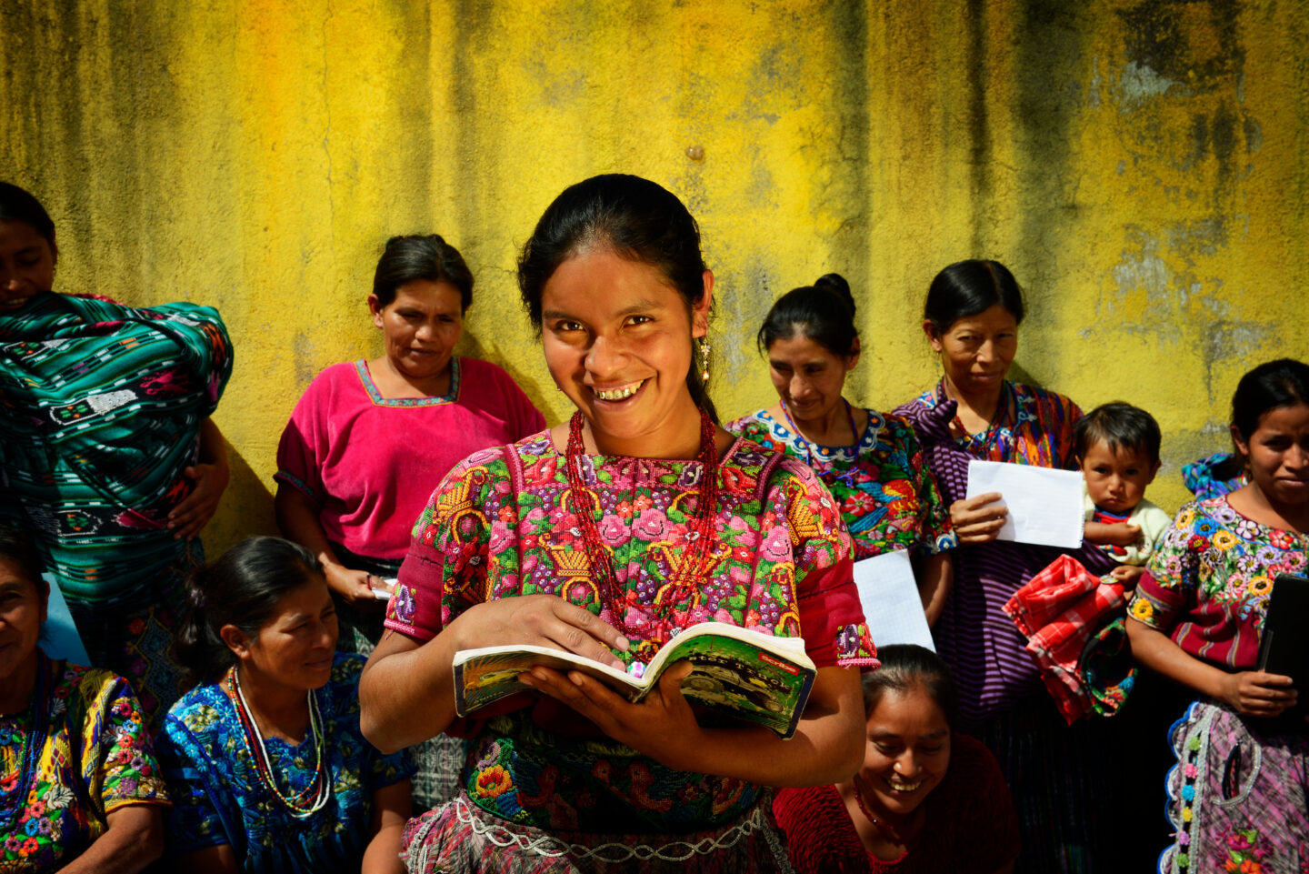 L’association humanitaire CARE soutient l’alphabétisation des femmes et des filles au Guatemala