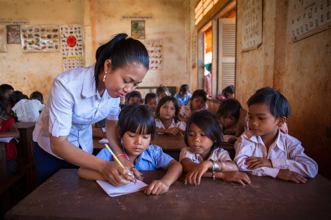 L’ONG humanitaire CARE encourage la scolarisation des filles au Cambodge