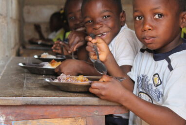 L’ONG CARE aide les enfants et lutte contre la faim