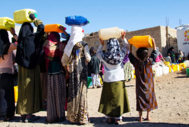 L’association CARE apporte une aide et de l’eau au Yémen