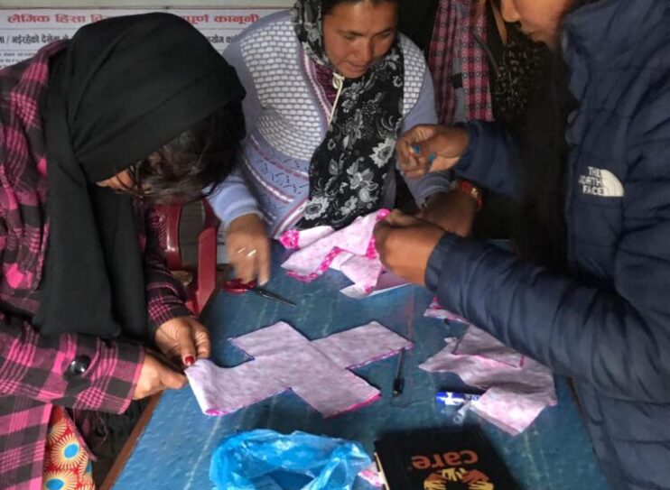 L’ONG CARE lutte contre le tabou des règles et la précarité menstruelle au Népal