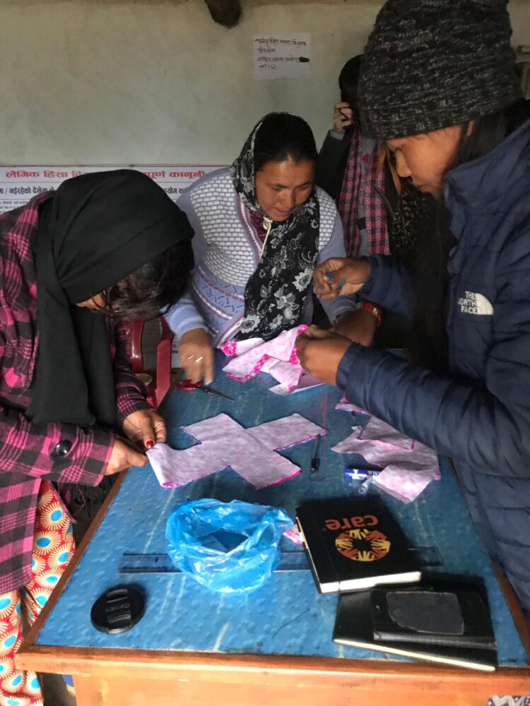 L’ONG CARE lutte contre le tabou des règles et la précarité menstruelle au Népal