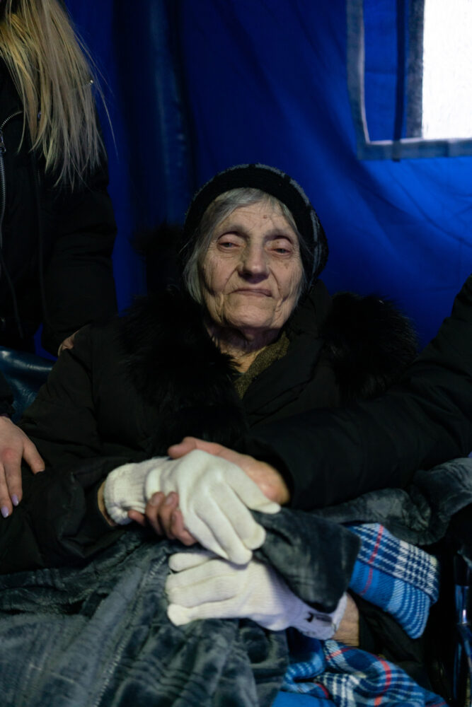 oleksandra est une réfugiée ukrainienne de 81 ans secourue à la frontière roumaine par CARE