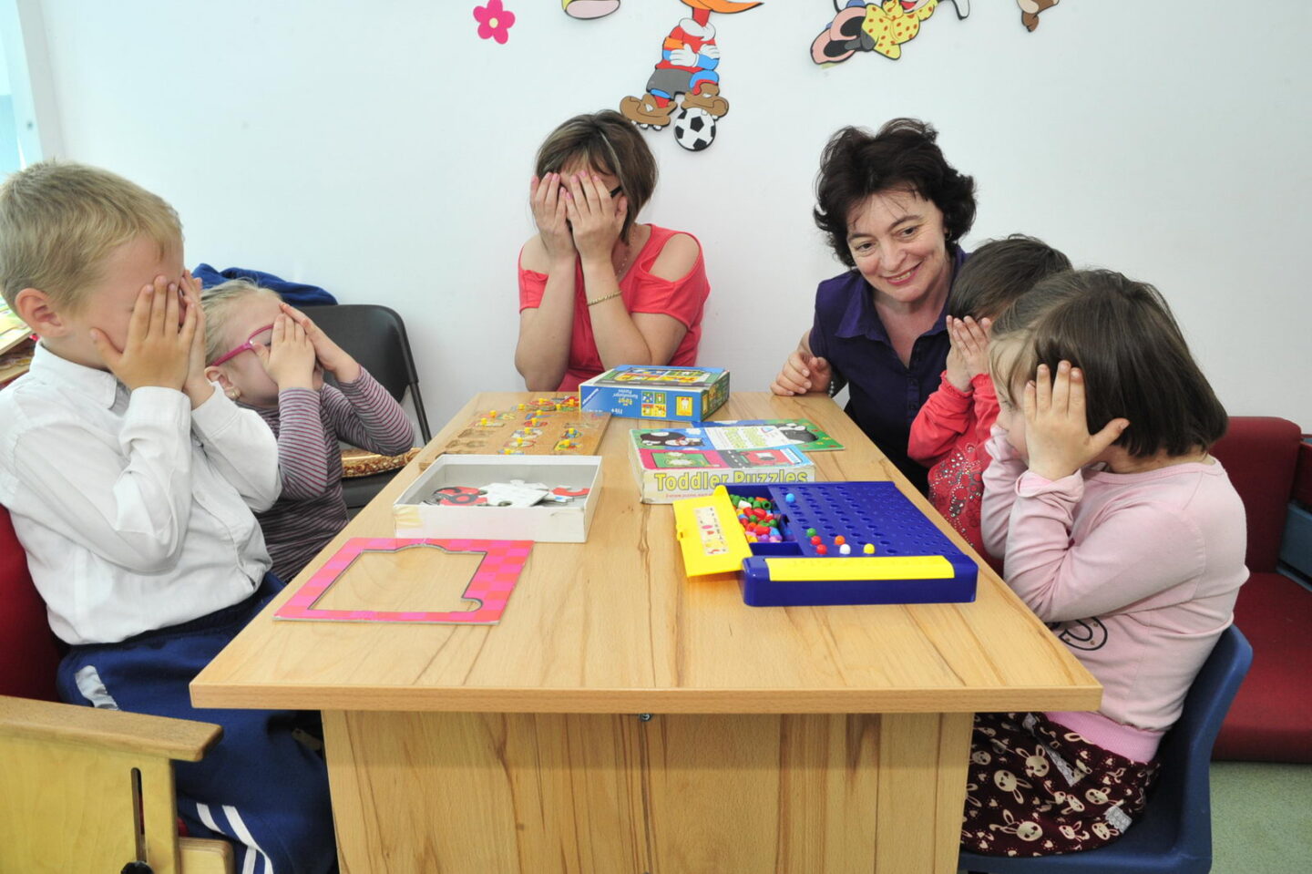 En Roumanie, l’ONG CARE et SERA luttent contre l’abandon d’enfants.