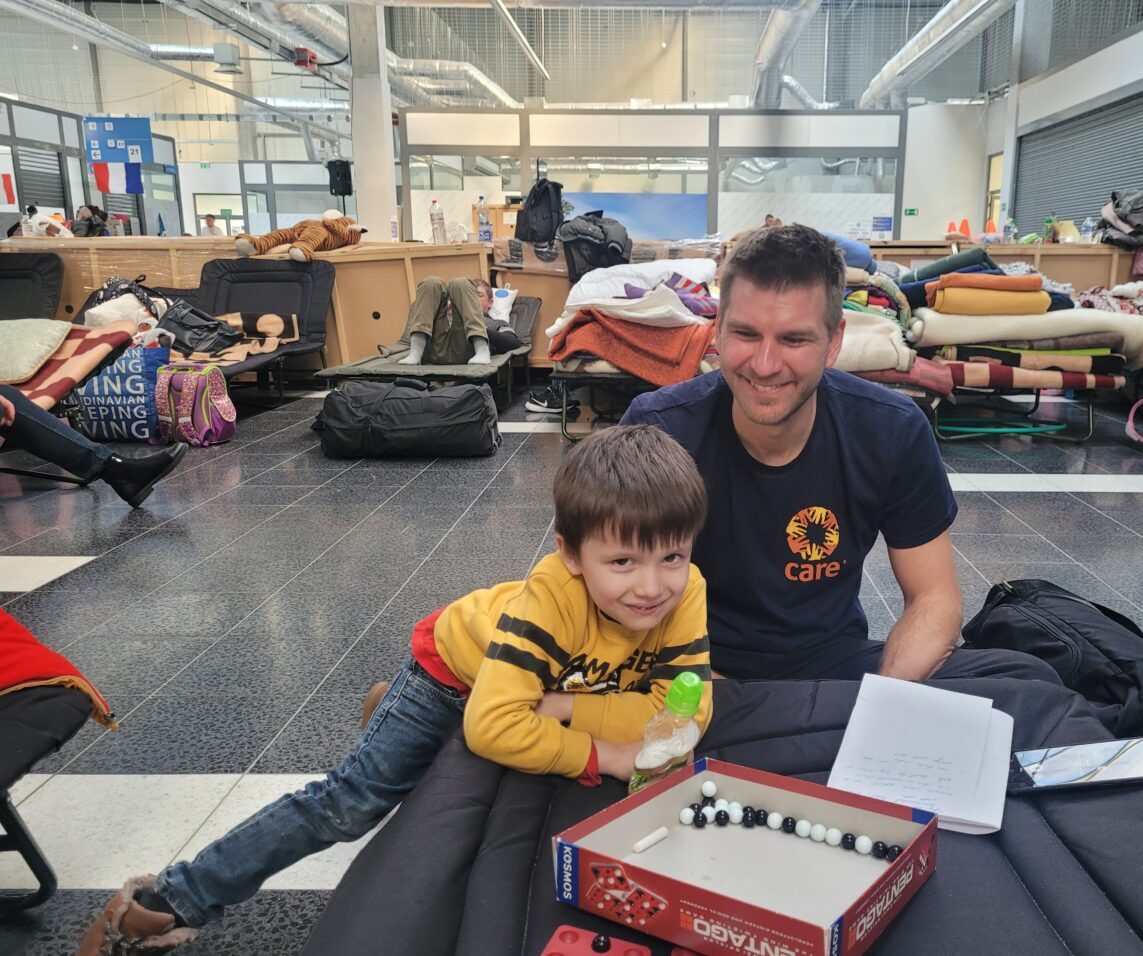 CARE vient en aide aux réfugiés ukrainiens dans les centres d'accueil à la frontière roumaine et polonaise