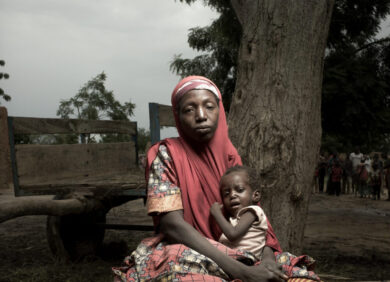 Un femme et son enfant touchés par la crise alimentaire au Sahel