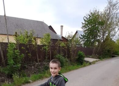 Un jeune garçon a bénéficié du soutien de CARE pour être opéré d'une scoliose grave en Roumanie