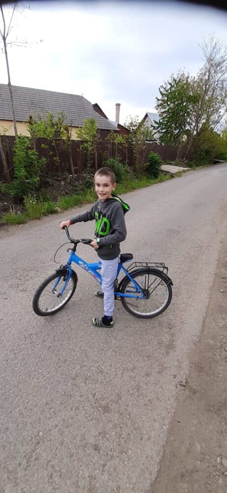 Un jeune garçon a bénéficié du soutien de CARE pour être opéré d'une scoliose grave en Roumanie